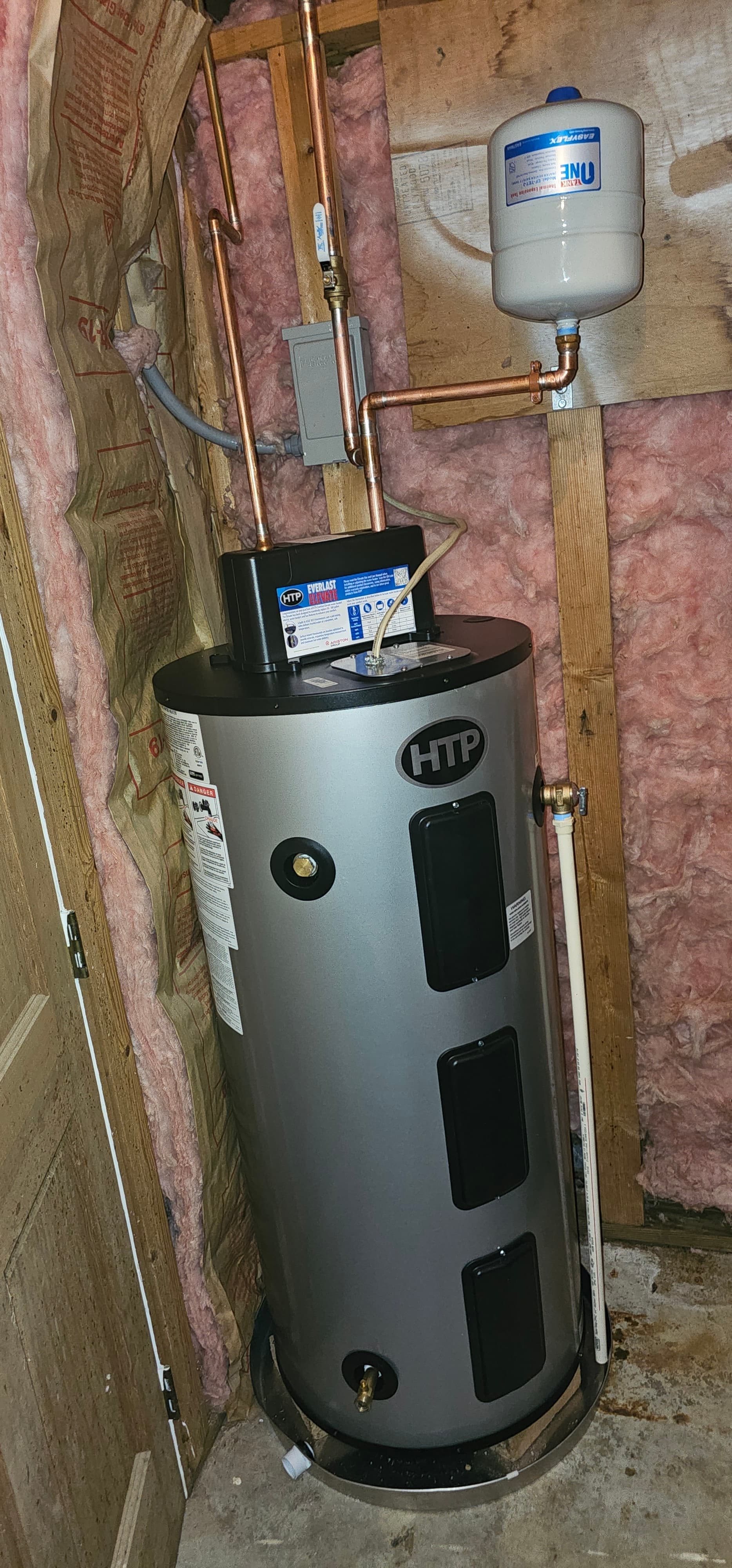 1st picture of a new water heater install.